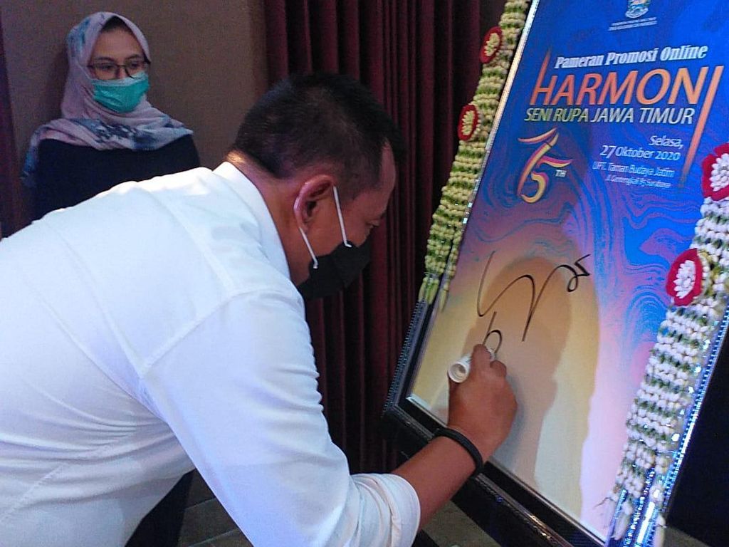 Sekdaprov Jatim Buka Pameran Lukisan Virtual yang Diikuti 83 Pelukis Sekdaprov Jatim Buka Pameran Lukisan Virtual yang Diikuti 83 Pelukis