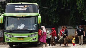 Pemudik Dadakan Serbu Terminal Pondok Pinang