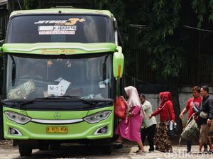 Pemudik Dadakan Serbu Terminal Pondok Pinang Pemudik Dadakan Serbu Terminal Pondok Pinang