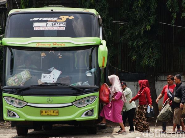 Pemudik Dadakan Serbu Terminal Pondok Pinang