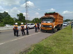 Truk Sumbu 3 Dilarang Melintasi Jalur Puncak Saat Cuti Bersama