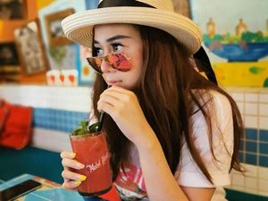 Pose Denise Chariesta yang Dicap Sombong, Saat Makan Pangsit dan Ngopi Pose Denise Chariesta yang Dicap Sombong, Saat Makan Pangsit dan Ngopi