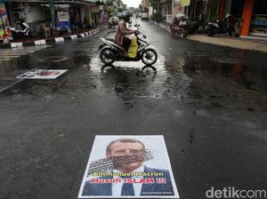 Poster Presiden Prancis Emmanuel Macron Terlindas di Yogyakarta