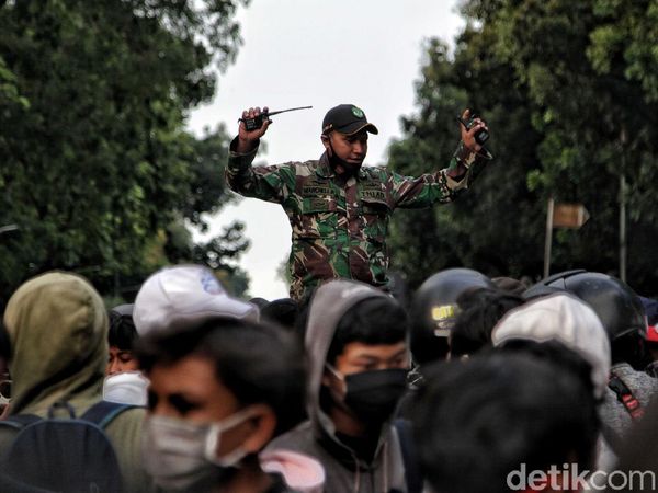 Prajurit TNI Kawal Massa ABG Bubarkan Diri dari Demo