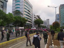 Prajurit TNI Kodam Jaya dan Marinir Kawal Massa ABG Bubarkan Diri dari Demo