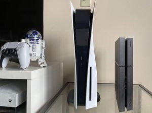 Penampakan PS5 yang Gede Banget Disandingkan PS4