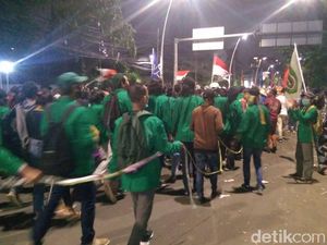 Pulang dari Tugu Proklamasi, Massa Mahasiswa Pakai Tali Hindari Penyusup
