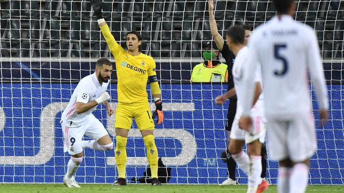 Real Madrid Real Madrids Karim Benzema, left, celebrates after scoring his sides opening goal during the Champions League group B soccer match between Borussia Moenchengladbach and Real Madrid at the Borussia Park in Moenchengladbach, Germany, Tuesday, Oct. 27, 2020. (AP Photo/Martin Meissner)