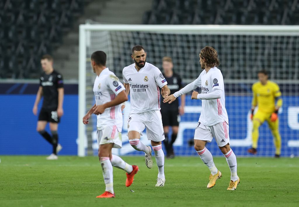 MOENCHENGLADBACH, GERMANY - OCTOBER 27: Karim Benzema of Real Madrid  celebrates after he scores his team's first goal  during the UEFA Champions League Group B stage match between Borussia Moenchengladbach and Real Madrid at Borussia-Park on October 27, 2020 in Moenchengladbach, Germany. Football Stadiums around Europe remain empty due to the Coronavirus Pandemic as Government social distancing laws prohibit fans inside venues resulting in fixtures being played behind closed doors. (Photo by Lars Baron/Getty Images)