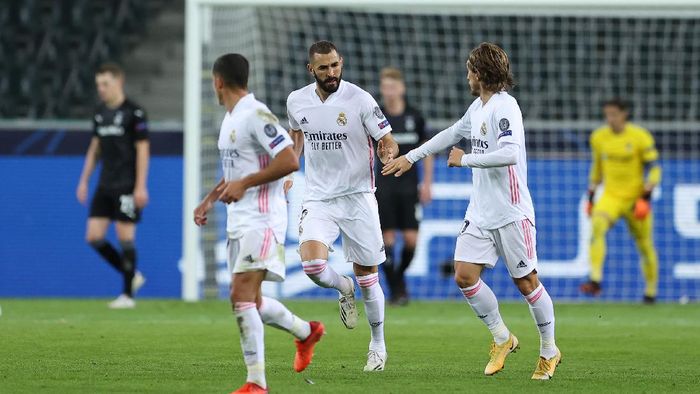 Real Madrid MOENCHENGLADBACH, GERMANY - OCTOBER 27: Karim Benzema of Real Madrid celebrates after he scores his teams first goal during the UEFA Champions League Group B stage match between Borussia Moenchengladbach and Real Madrid at Borussia-Park on October 27, 2020 in Moenchengladbach, Germany. Football Stadiums around Europe remain empty due to the Coronavirus Pandemic as Government social distancing laws prohibit fans inside venues resulting in fixtures being played behind closed doors. (Photo by Lars Baron/Getty Images)