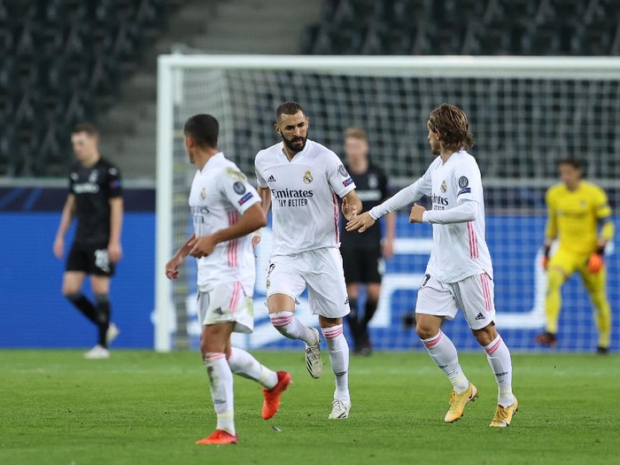 MOENCHENGLADBACH, GERMANY - OCTOBER 27: Karim Benzema of Real Madrid  celebrates after he scores his teams first goal  during the UEFA Champions League Group B stage match between Borussia Moenchengladbach and Real Madrid at Borussia-Park on October 27, 2020 in Moenchengladbach, Germany. Football Stadiums around Europe remain empty due to the Coronavirus Pandemic as Government social distancing laws prohibit fans inside venues resulting in fixtures being played behind closed doors. (Photo by Lars Baron/Getty Images)
