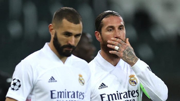 MOENCHENGLADBACH, GERMANY - OCTOBER 27: Sergio Ramos of Real Madrid looks on during the UEFA Champions League Group B stage match between Borussia Moenchengladbach and Real Madrid at Borussia-Park on October 27, 2020 in Moenchengladbach, Germany. Football Stadiums around Europe remain empty due to the Coronavirus Pandemic as Government social distancing laws prohibit fans inside venues resulting in fixtures being played behind closed doors. (Photo by Lars Baron/Getty Images)