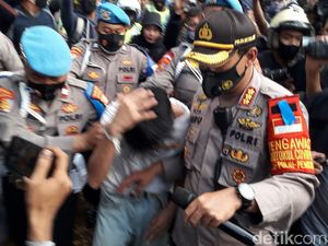 Seorang ABG Diduga Copet Diamankan saat Demo di Patung Kuda