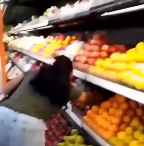 Jijik! Tiga Remaja Ini Makan Buah di Supermarket dan Kembalikan Bekas Gigitannya