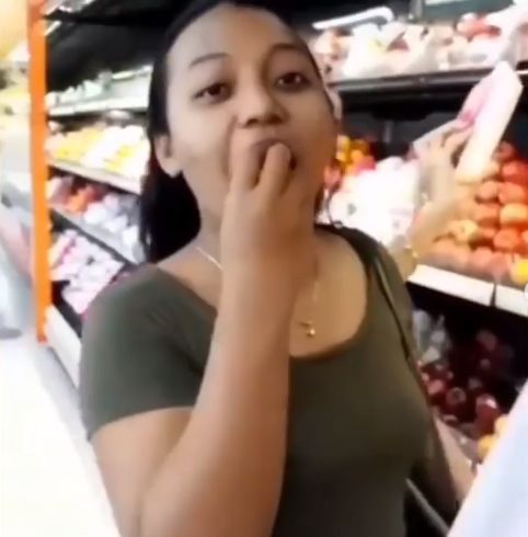 Jijik! Tiga Remaja Ini Makan Buah di Supermarket dan Kembalikan Bekas Gigitannya