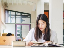 Sudah Tahu Belum? Sering Baca Buku Bisa Cegah Pikun & Kurangi Stres