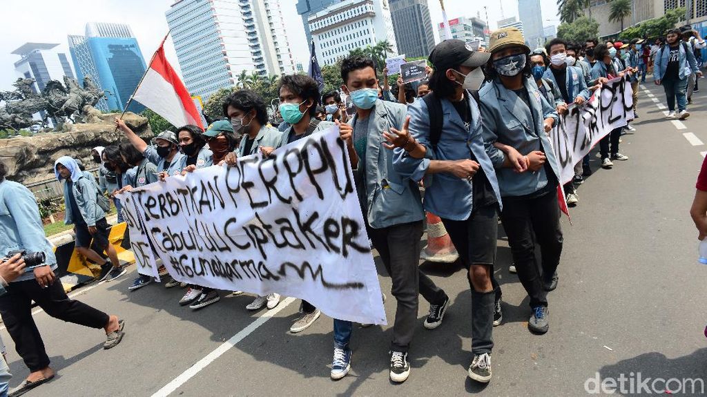 Satu Komando Mahasiswa Merapat ke Patung Kuda Satu Komando Mahasiswa Merapat ke Patung Kuda