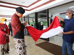 Dapat Kado Bendera Hasil Jahitan Eks Napiter, Ganjar: Suprise Sekali
