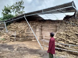 Sempat Roboh Diterjang Angin, Atap Pelindung Situs Candi Patakan Diperbaiki