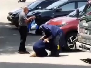 Viral Mahasiswi di Makassar Cium Kaki Ortu Usai Wisuda, Begini Ceritanya