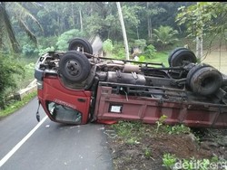 Tak Kuat Nanjak, Truk Pengangkut Keramik Terbalik di Sukadana Ciamis