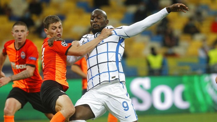 Inter Milans Romelu Lukaku, center, challenges for the ball with Shakhtars Valeriy Bondar in the penalty area during the Champions League, Group B, soccer match between Shakhtar Donetsk and Inter Milan at the Olimpiyskiy Stadium in Kyiv, Ukraine, Tuesday, Oct. 27, 2020.(AP Photo/Efrem Lukatsky)