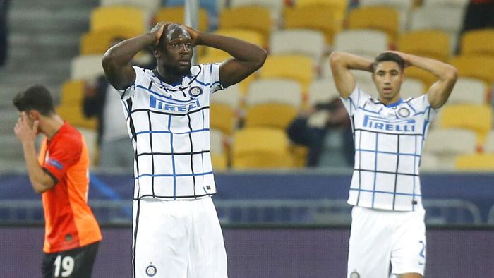 Ukraine Soccer Champions League Inter Milans Romelu Lukaku, left, reacts after missing an opportunity to score during the Champions League, Group B, soccer match between Shakhtar Donetsk and Inter Milan at the Olimpiyskiy Stadium in Kyiv, Ukraine, Tuesday, Oct. 27, 2020.(AP Photo/Efrem Lukatsky)