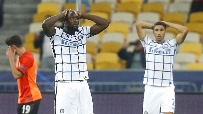 Inter Milans Romelu Lukaku, left, reacts after missing an opportunity to score during the Champions League, Group B, soccer match between Shakhtar Donetsk and Inter Milan at the Olimpiyskiy Stadium in Kyiv, Ukraine, Tuesday, Oct. 27, 2020.(AP Photo/Efrem Lukatsky)