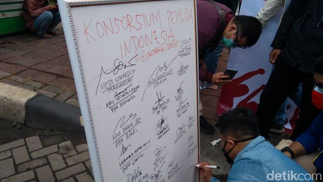 Usai Tandatangani Pigura Konsorsium Pemuda, Massa di Tugu Proklamasi Bubar Usai Tandatangani Pigura Konsorsium Pemuda, Massa di Tugu Proklamasi Bubar