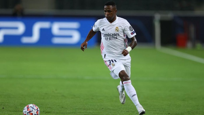 MOENCHENGLADBACH, GERMANY - OCTOBER 27: Vinicius Junior of Madrid runs with the ball during the UEFA Champions League Group B stage match between Borussia Moenchengladbach and Real Madrid at Borussia-Park on October 27, 2020 in Moenchengladbach, Germany. (Photo by Lars Baron/Getty Images)