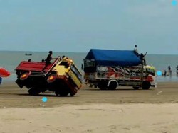 Viral Balapan Dua Truk Hingga Terguling di Pantai Cemara Tuban