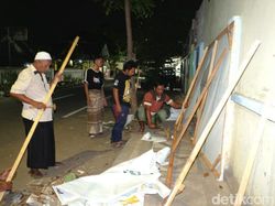 Warga Pasuruan Gotong Royong Perbaiki Baliho Gus Ipul-Mas Adi yang Dirusak