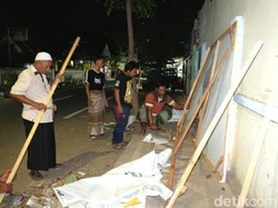 Warga Pasuruan Gotong Royong Perbaiki Baliho Gus Ipul-Mas Adi yang Dirusak