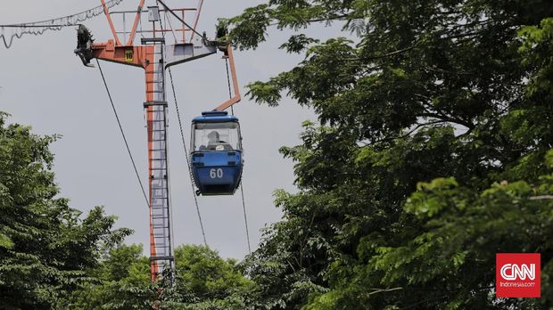 Pengunjung berwisata di Taman Mini Indonesia Indah (TMII), saat libur panjang cuti bersama. Jakarta, Rabu, 28 Oktober 2020.