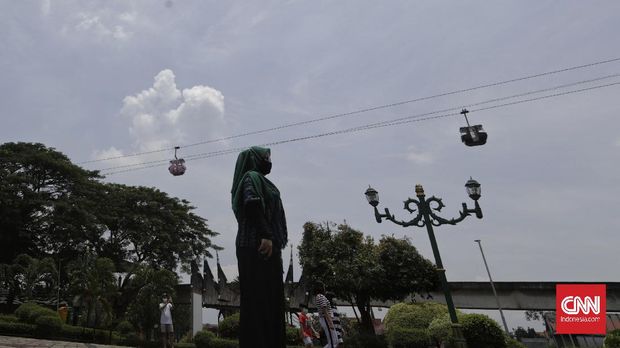 Pengunjung berwisata di Taman Mini Indonesia Indah (TMII), saat libur panjang cuti bersama. Jakarta, Rabu, 28 Oktober 2020.