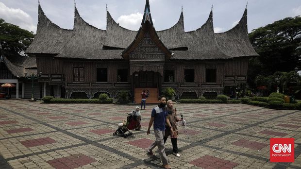Wisata Libur Panjang di TMII Pengunjung berwisata di Taman Mini Indonesia Indah (TMII), saat libur panjang cuti bersama. Jakarta, Rabu, 28 Oktober 2020.