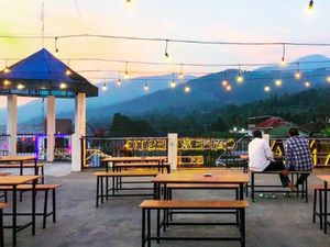 Asyik! 5 Resto Pemandangan Gunung di Puncak Ini Bisa Jadi Tempat Hangout
