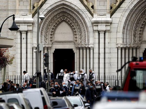 Foto: Polisi Berjaga di Depan Gereja Notre Dame Prancis Usai Penusukan