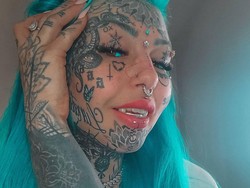 Tambah Ekstrem, Penampilan Wanita Naga Penuh Tato yang Kini Punya Taring