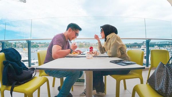 Romantisnya Arie Untung dan Fenita Arie Saat Makan Bareng