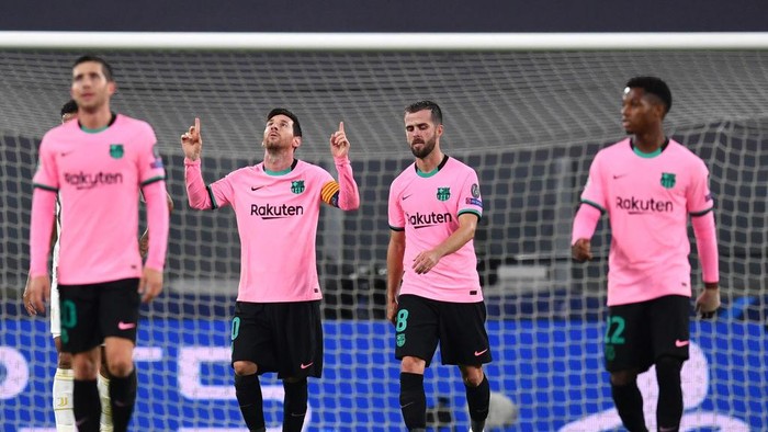 TURIN, ITALY - OCTOBER 28: Lionel Messi of Barcelona celebrates after scoring his sides second goal from the penalty spot during the UEFA Champions League Group G stage match between Juventus and FC Barcelona at Juventus Stadium on October 28, 2020 in Turin, Italy. Sporting stadiums around Italy remain under strict restrictions due to the Coronavirus Pandemic as Government social distancing laws prohibit fans inside venues resulting in games being played behind closed doors. (Photo by Valerio Pennicino/Getty Images)