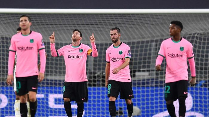 Barcelona TURIN, ITALY - OCTOBER 28: Lionel Messi of Barcelona celebrates after scoring his sides second goal from the penalty spot during the UEFA Champions League Group G stage match between Juventus and FC Barcelona at Juventus Stadium on October 28, 2020 in Turin, Italy. Sporting stadiums around Italy remain under strict restrictions due to the Coronavirus Pandemic as Government social distancing laws prohibit fans inside venues resulting in games being played behind closed doors. (Photo by Valerio Pennicino/Getty Images)