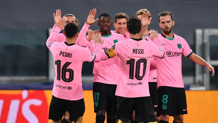 TURIN, ITALY - OCTOBER 28: Ousmane Dembele of Barcelona celebrates with his team mates after scoring his sides first goal during the UEFA Champions League Group G stage match between Juventus and FC Barcelona at Juventus Stadium on October 28, 2020 in Turin, Italy. Sporting stadiums around Italy remain under strict restrictions due to the Coronavirus Pandemic as Government social distancing laws prohibit fans inside venues resulting in games being played behind closed doors. (Photo by Valerio Pennicino/Getty Images)