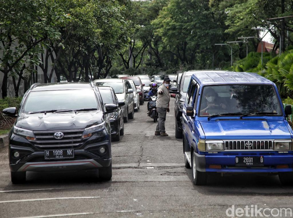 Video Antrean Kendaraan Mengular di Pintu Masuk Ancol Video Antrean Kendaraan Mengular di Pintu Masuk Ancol