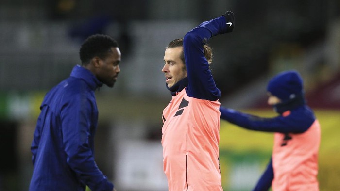 Tottenhams Gareth Bale warms up ahead of the English Premier League soccer match between Burnley and Tottenham Hotspur at Turf Moor stadium, Burnley, England, Monday, Oct. 26, 2020. (Lindsey Parnaby/Pool via AP)