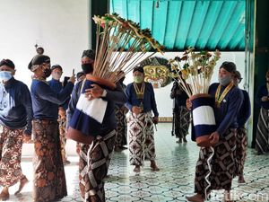 Perayaan Grebeg Maulud, Keraton Ngayogyakarta Bagikan Ribuan Uba Rampe Perayaan Grebeg Maulud, Keraton Ngayogyakarta Bagikan Ribuan Uba Rampe