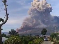 Kembali Erupsi, Wisatawan Diimbau Jauhi Gunung Sinabung