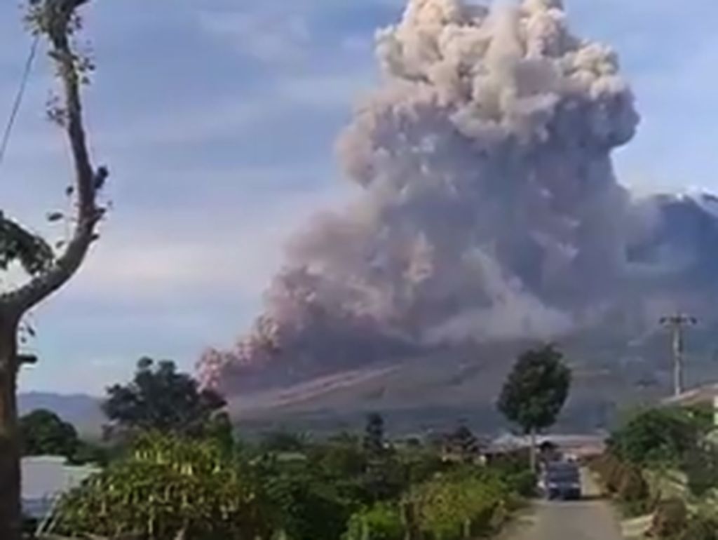 Kembali Erupsi, Wisatawan Diimbau Jauhi Gunung Sinabung Kembali Erupsi, Wisatawan Diimbau Jauhi Gunung Sinabung