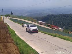 Pesona Jalan di Atas Awan Sigemplong Saat Cuti Bersama