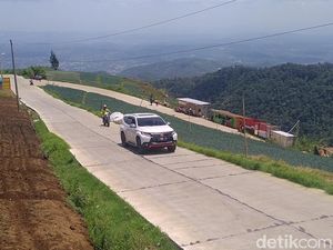 Pesona Jalan di Atas Awan Sigemplong Saat Cuti Bersama